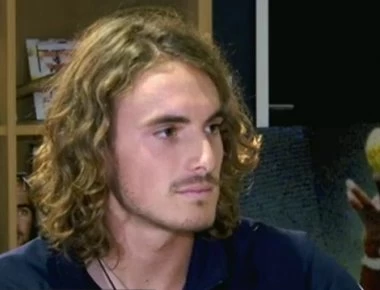 Του πήρε την καρδιά: Η φωτό του μεταμφιεσμένου Τσιτσιπά με τη Σάκκαρη που επιβεβαίωσε τη σχέση τους (φωτό)